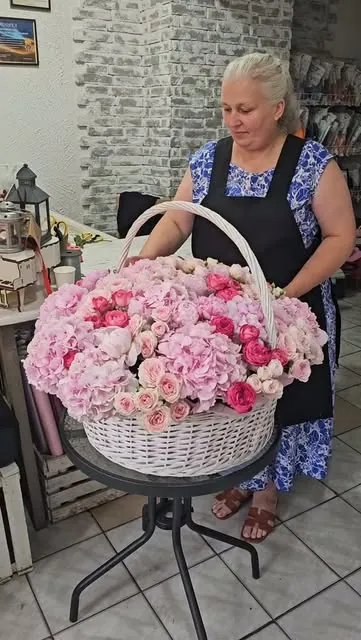 Кошик рожевих квітів Darunok — робота флориста