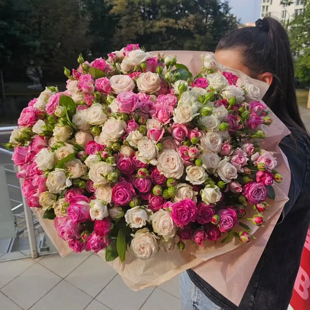 Букет рожевих і кремових троянд Darunok з Instagram