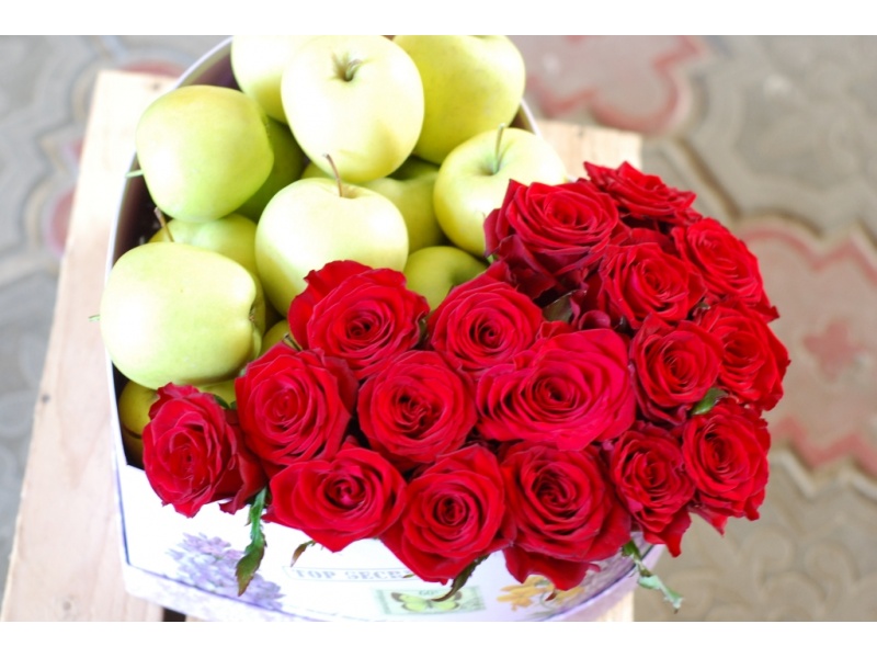 Розы с яблоками