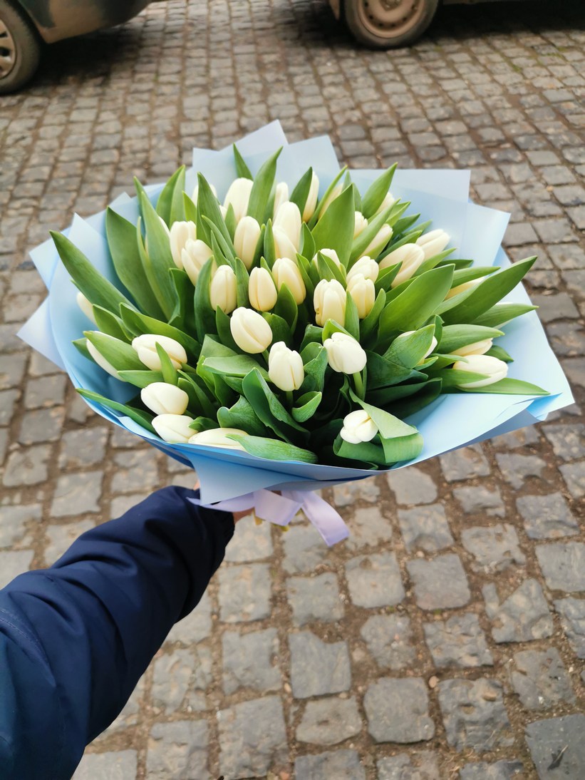 букет 39 білих тюльпанів