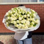 Великий букет білих троянд на руках