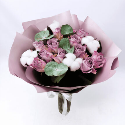 11 лавандових  троянд "Меморі" з бавовною і евкапіптом