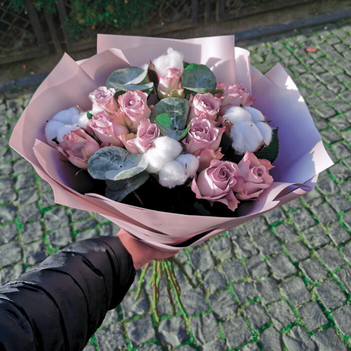11 лавандових  троянд "Меморі" з бавовною і евкапіптом
