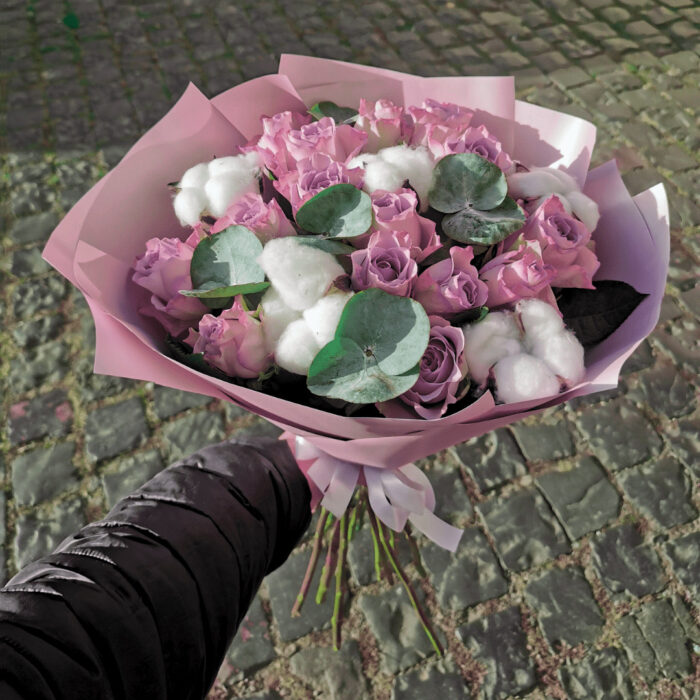 15 лавандових троянд "Меморі" з бавовною і евкапіптом