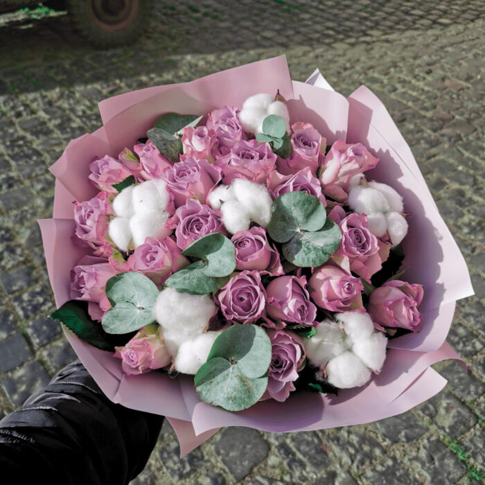 21 лавандова троянда "Меморі" з бавовною і евкаліптом