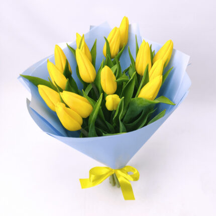 15 жовтих тюльпанів