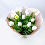 15 білих тюльпанів