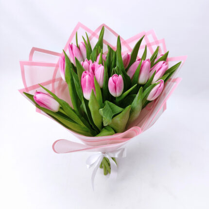 15 рожевих тюльпанів