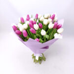 39 біло - фіолетових тюльпанів