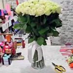 Букет білих троянд у вазі