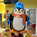 Повітряна куля у формі пінгвіна в шапці.