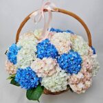 Кошик з гортензіями в блакитних та білих тонах