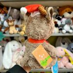 М'яка іграшка в шапці Санта-Клауса