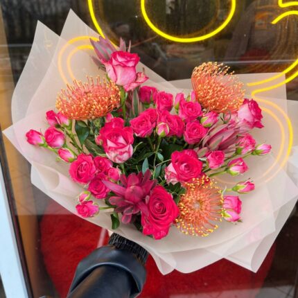 Яскравий букет квітів біля вікна