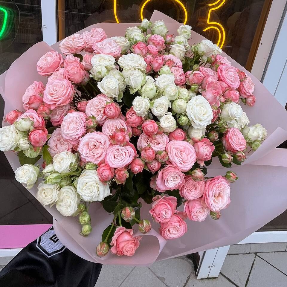 Мікс бомбасиків Великий букет рожевих і білих троянд