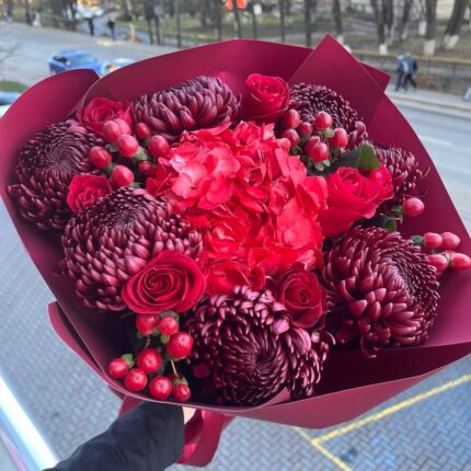 Яскравий букет з червоних квітів.