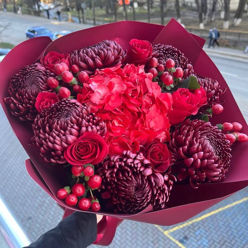 Червоний вибух Яскравий букет з червоних квітів.