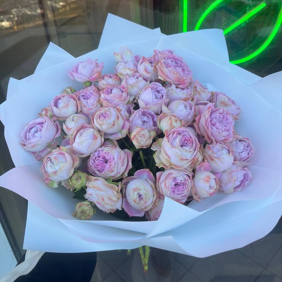 Букет Блоссом Букет рожевих квітів у білому пакуванні.