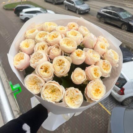 Букет із світлих троянд у руках