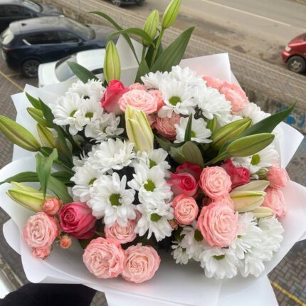 Букет з рожевих та білосніжних квітів