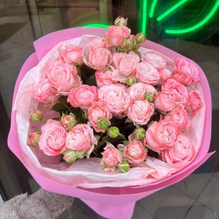 Рожева букет з квітами на фоні неону