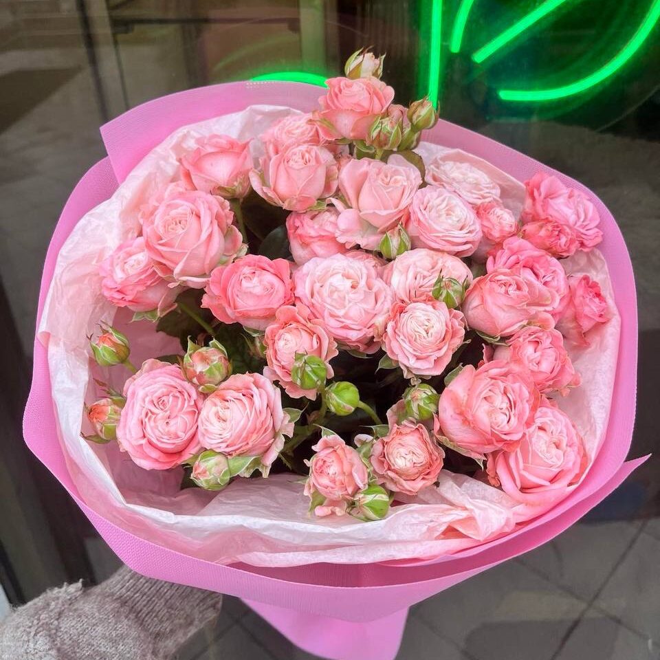 Букетик Мадам Рожева букет з квітами на фоні неону