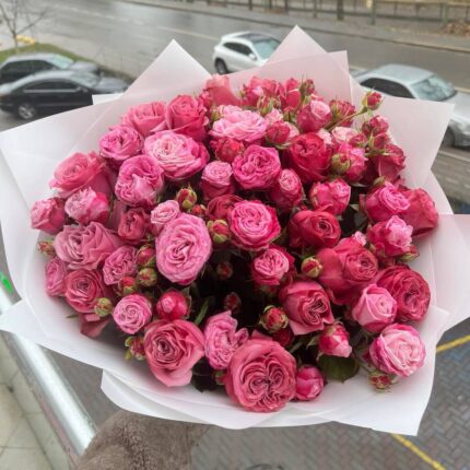 Букет рожевих троянд на вулиці