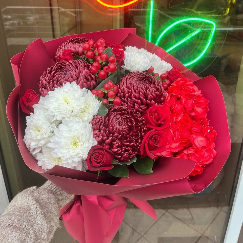 Букет біло червона краса Букет червоних і білих квітів у вазі.