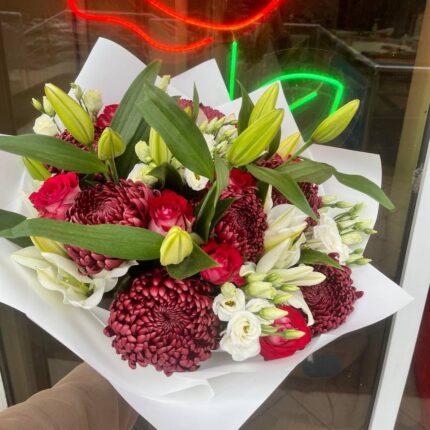 Різнокольоровий квітковий букет на фоні неону.