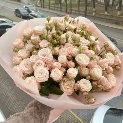Букет рожевих троянд з зелениною