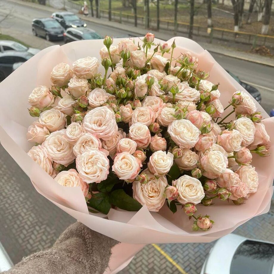 Букет Бомбастик Букет рожевих троянд з зелениною