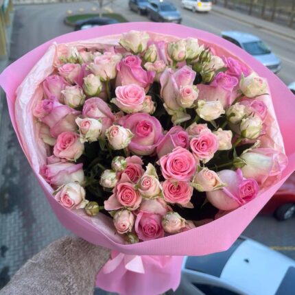 Букет троянд ніжних рожевих відтінків