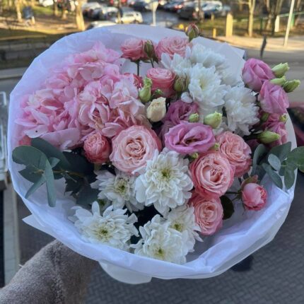 Букет квітів з рожевими та білими пелюстками