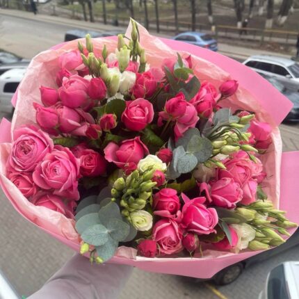 Рожевий букет квітів у руках