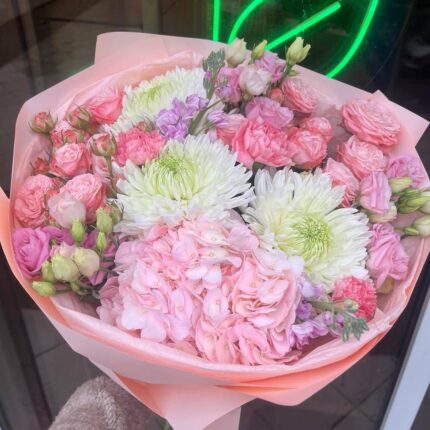 Букет ніжних рожевих і білих квітів