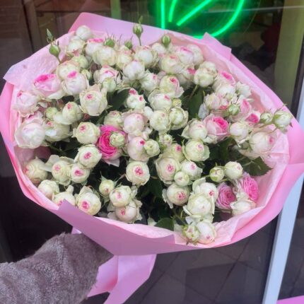 Букет білих і рожевих троянд в упаковці