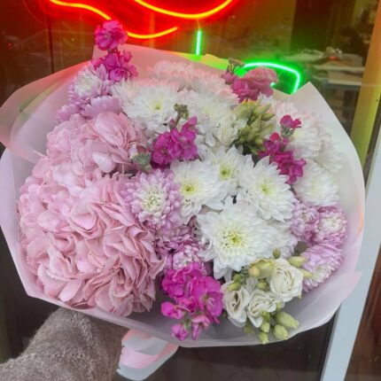 Букет з різнокольорових квітів у рук