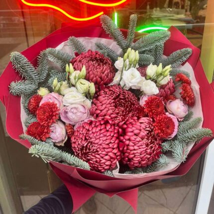 Квітковий букет з червоними і рожевими квітами