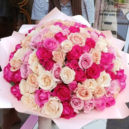 Дівчина з великим букетом троянд