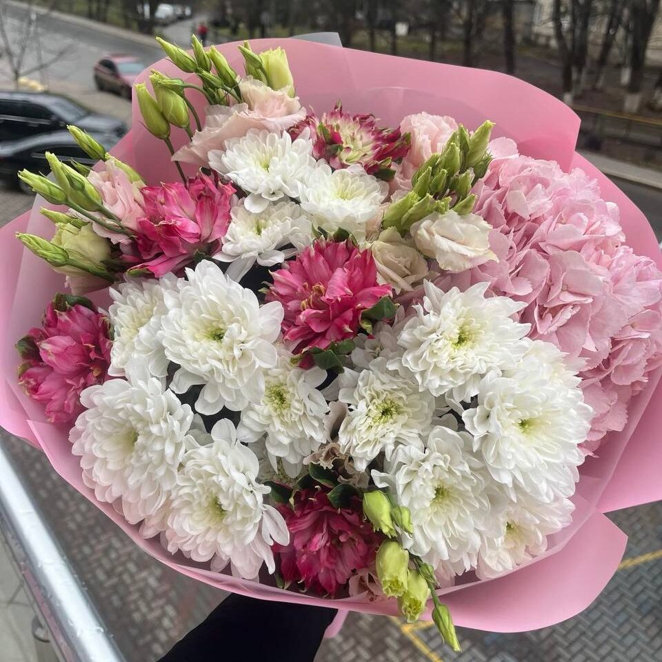 Букет мікс хризантем й альстромерій Красива букета квітів на фоні міста.