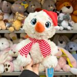 Пухнастий сніговик у червоному капелюсі.