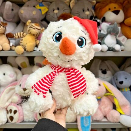 Пухнастий сніговик у червоному капелюсі.