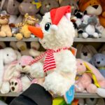 М'яка іграшка сніговика в червоній шапці