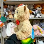 М'яка іграшка ведмедика на фоні інших.