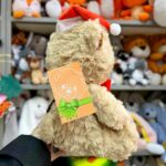 Плюшевий ведмедик у червоному шапці