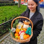 Жінка з корзиною святкових фруктів та декору