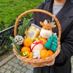 Кошик із фруктами та святковими прикрасами