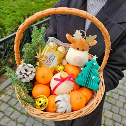 Кошик з мандаринами та новорічними прикрасами