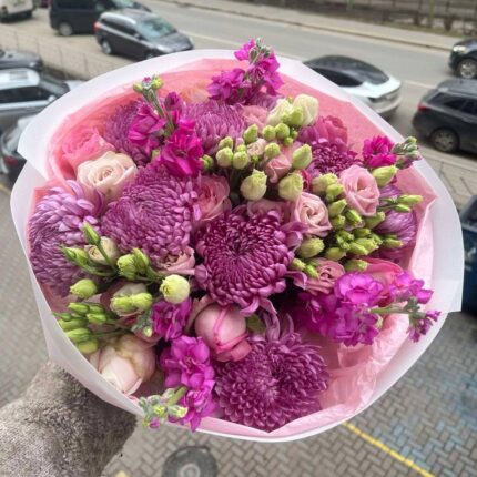 Яскравий букет квітів з фіолетовими відтінками