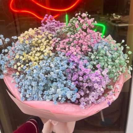 Квітковий букет з різнокольоровими квітами.